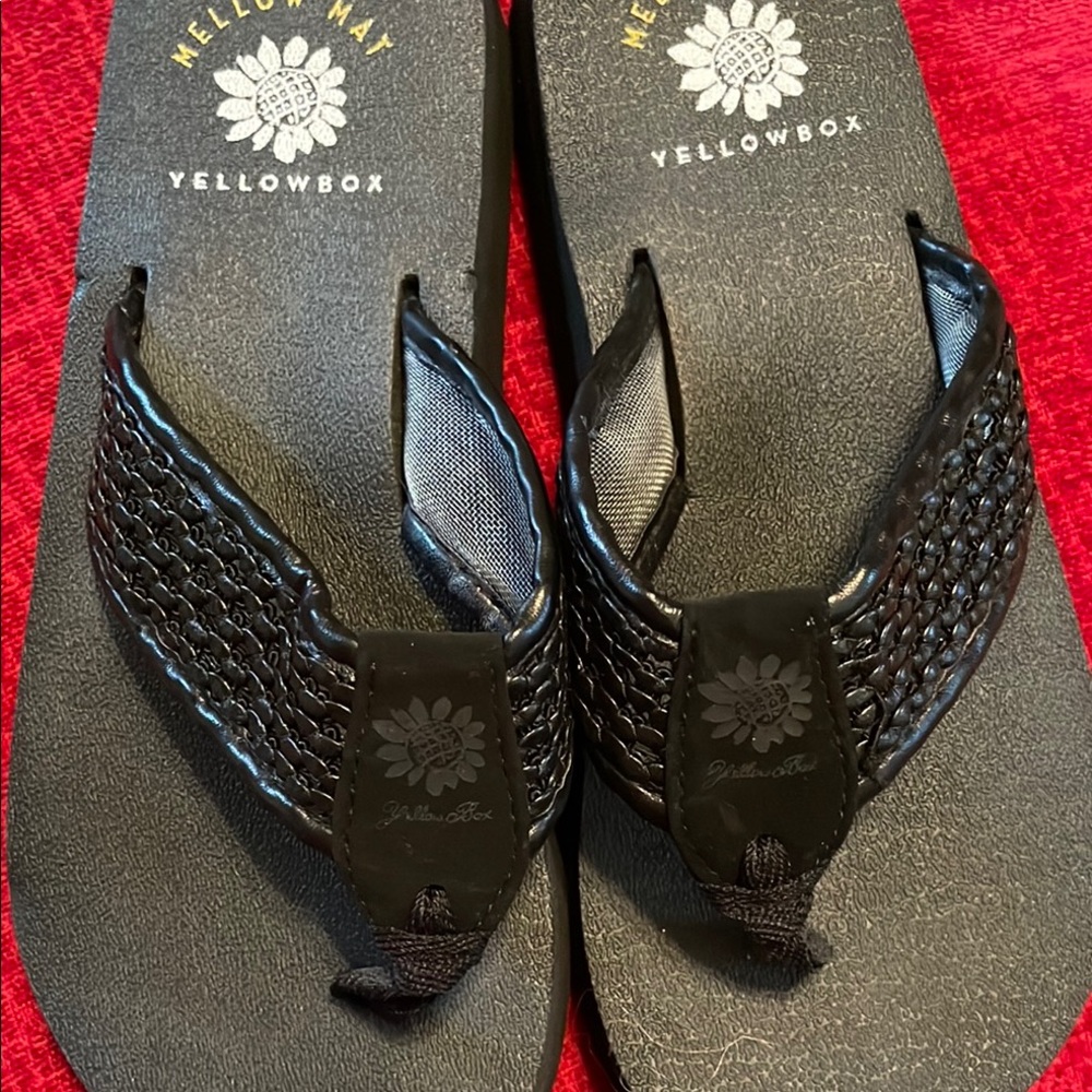 Yellow Box Black Textured Sandals new without tags